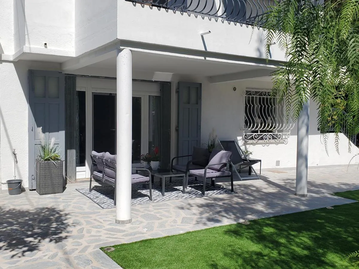 Port Frejus T2 58M2 Climatise Avec Terrasse, Parki contacts
